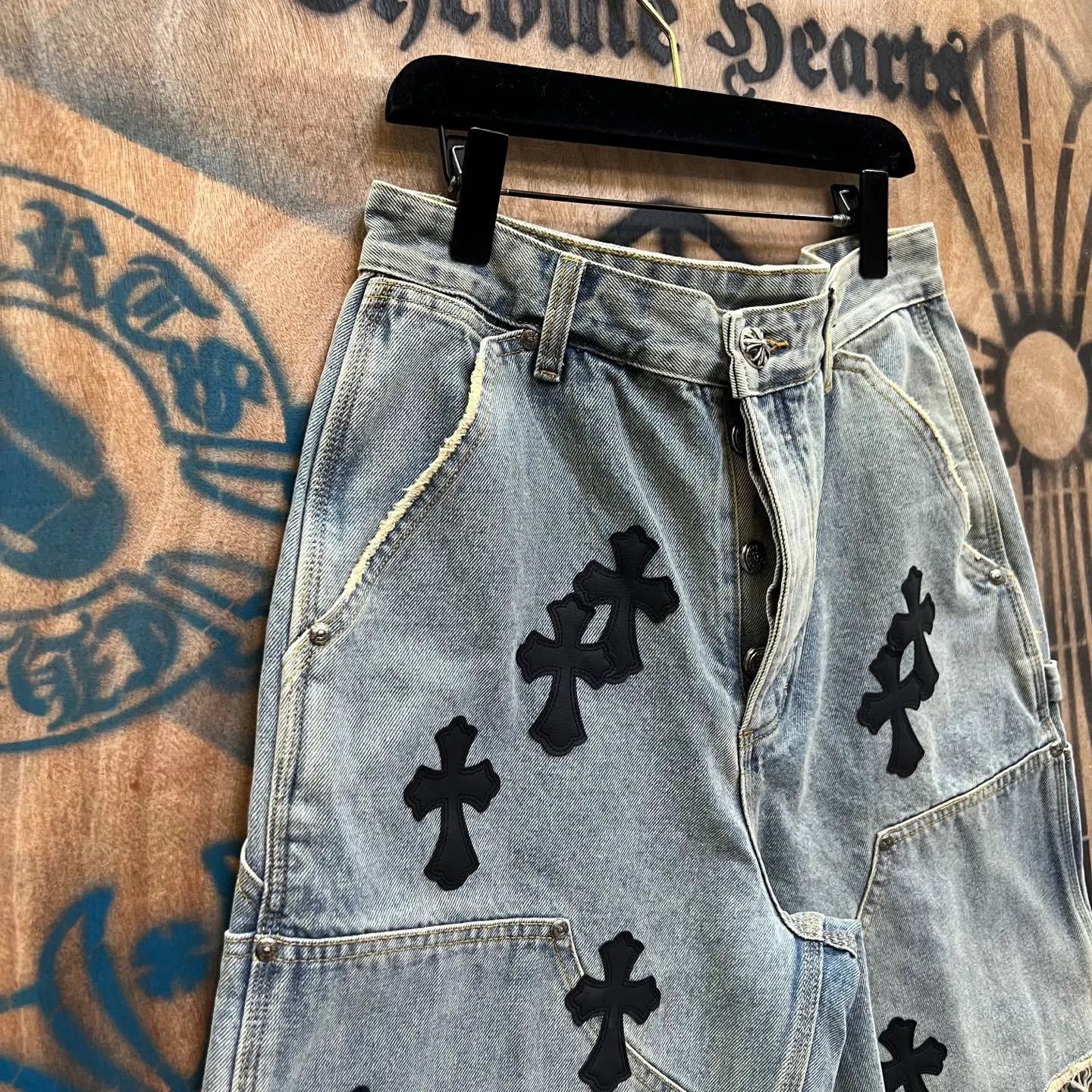 P520 chrome hearts limited series new city limited jeans Chrome Hearts city limited denim shorts vintage levis American made 501 505 517 base version remake Levis American made 501 base version imported sheepskin 925 silver remake Customers provide waist and pants length or height and weight. The studio will select the most suitable base version for you to remake. There are many people doing remakes in the market. Don’t belittle or comment. The difference is visible to the naked eye. See and compare for yourself #CHROME HEARTS Unisex style